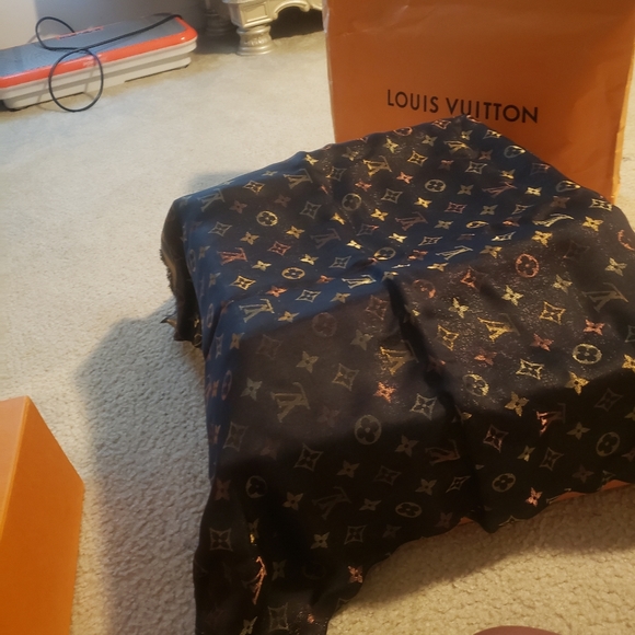 Louis Vuitton scarf - Picture 3 of 4